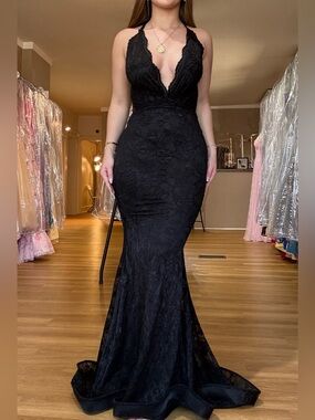 Elegant Black Lace Mermaid Evening Dress - Deep V Neck